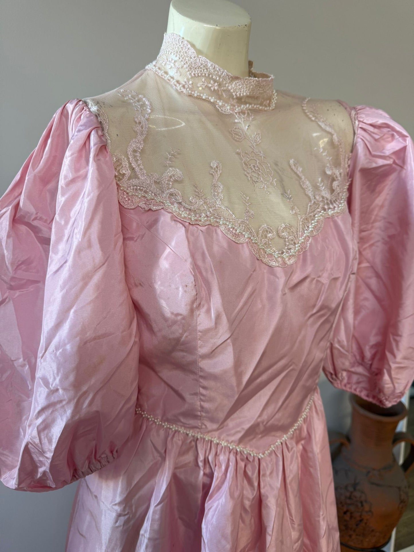 Vintage-Inspired Pink Satin Puff Sleeve Gown – Romantic & Timeless Evening Dress