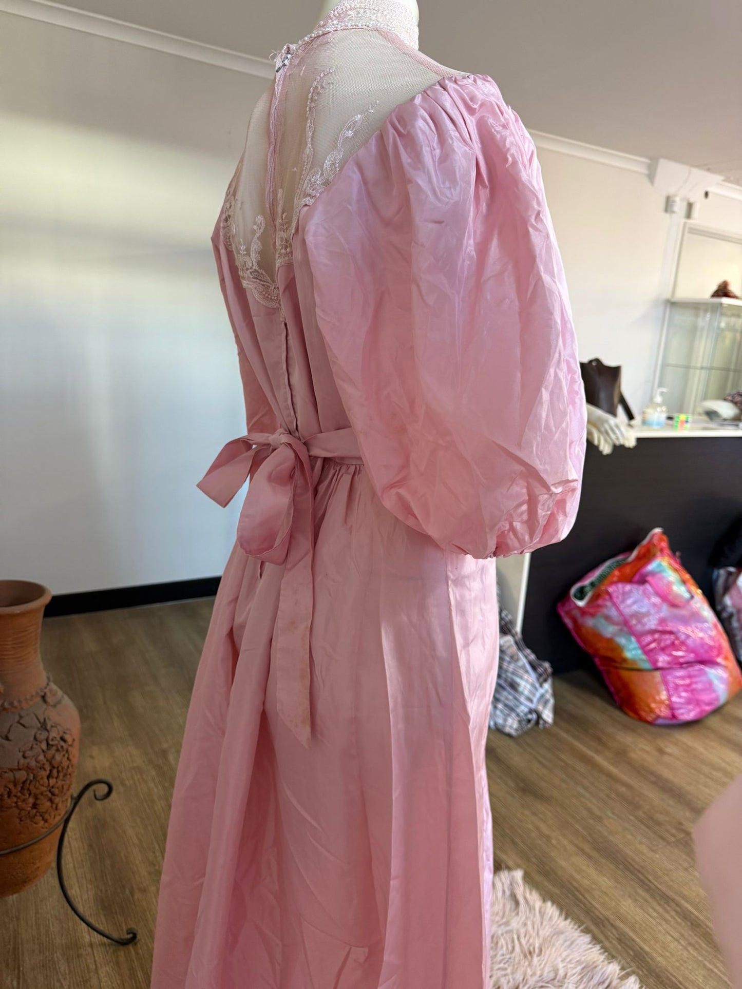 Vintage-Inspired Pink Satin Puff Sleeve Gown – Romantic & Timeless Evening Dress