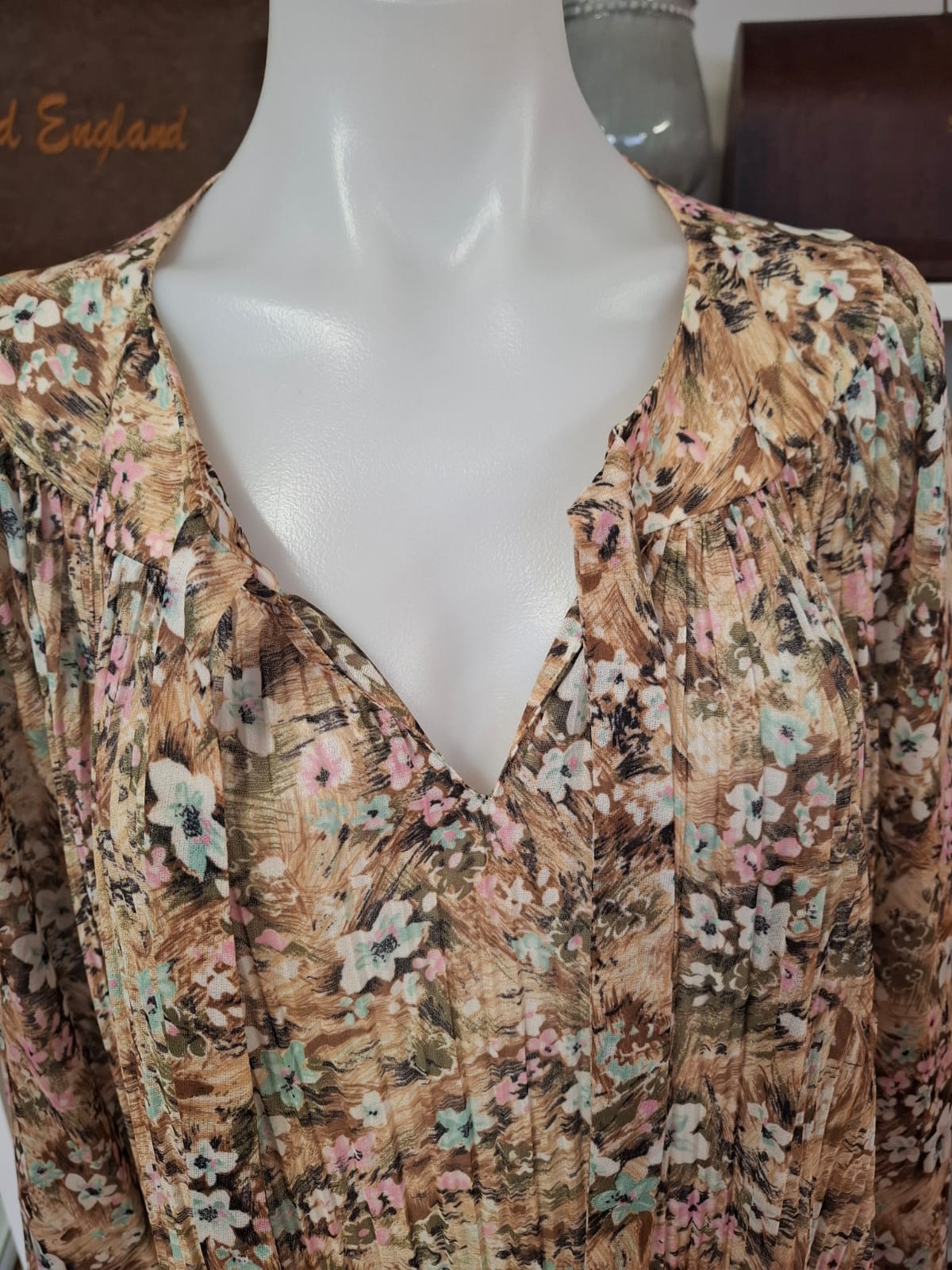 70's Short sleeves buttons down collared and V-neck. Pleated skirt with belt. Non-stretch. Semi see through.