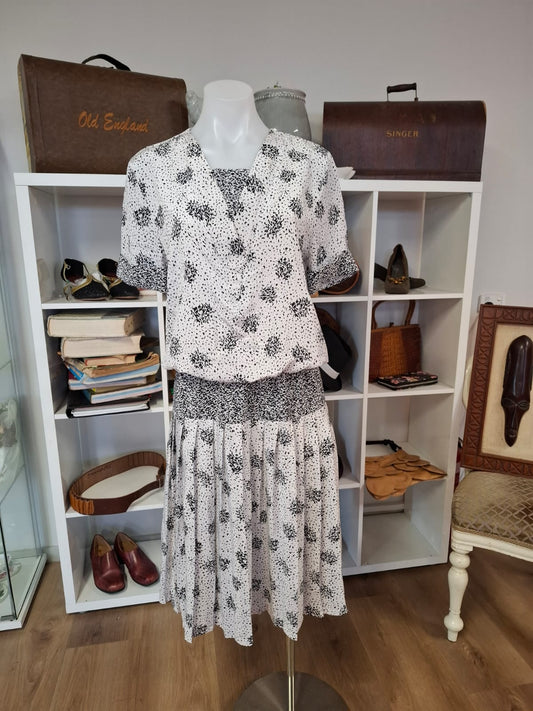 ARC Sydney 80's Short-sleeved pleated skirt with a stretchable waist. V-neck and non-stretch.