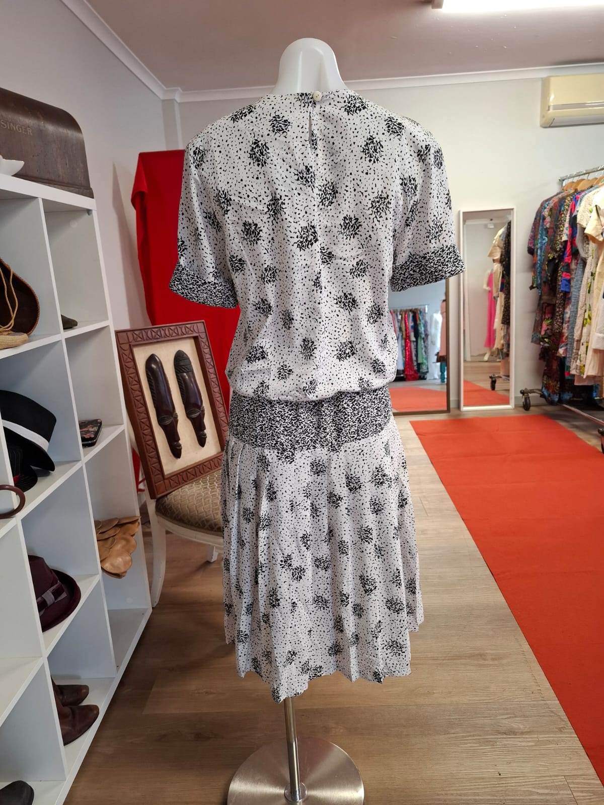 ARC Sydney 80's Short-sleeved pleated skirt with a stretchable waist. V-neck and non-stretch.
