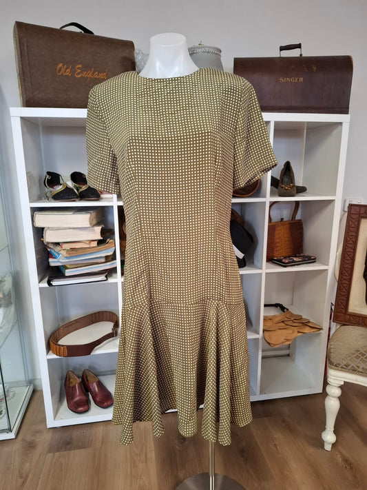 Jacqueline 80's Padded shoulders round neck and non stretch dress. Below the knee in lenght and with a polkadots design.