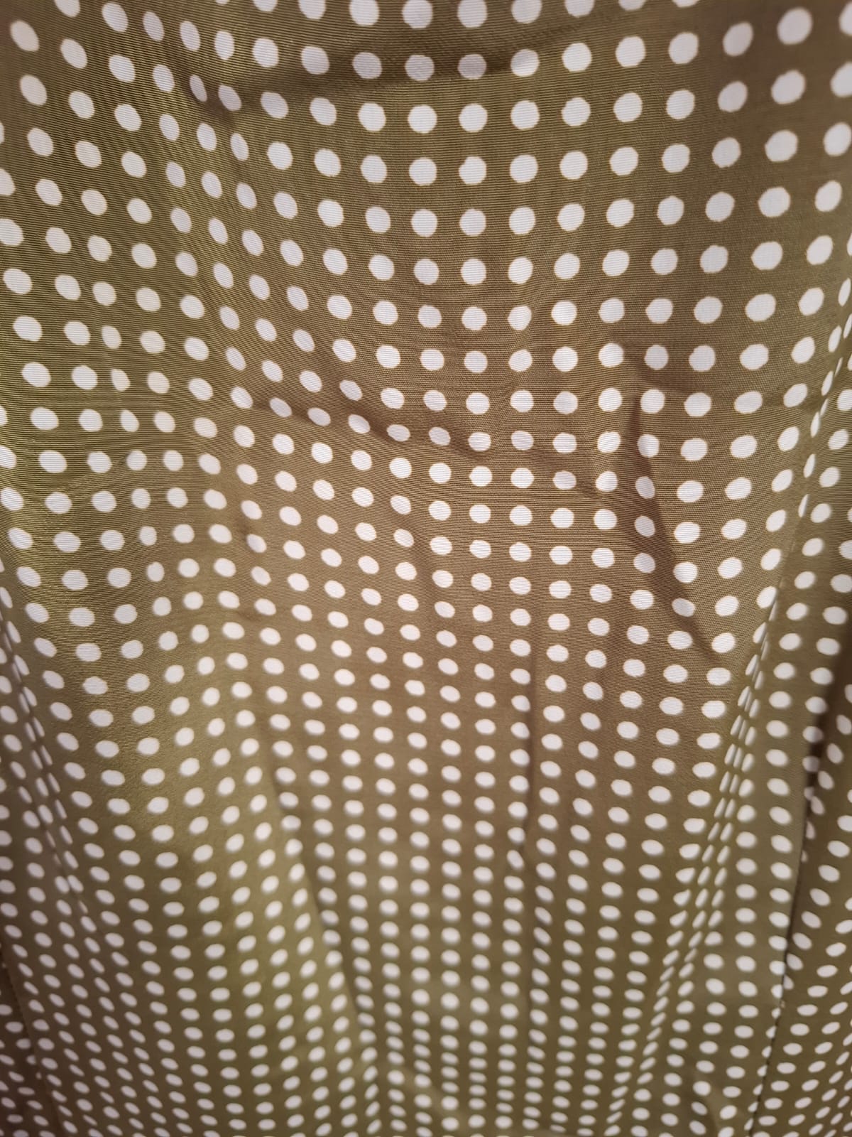 Jacqueline 80's Padded shoulders round neck and non stretch dress. Below the knee in lenght and with a polkadots design.