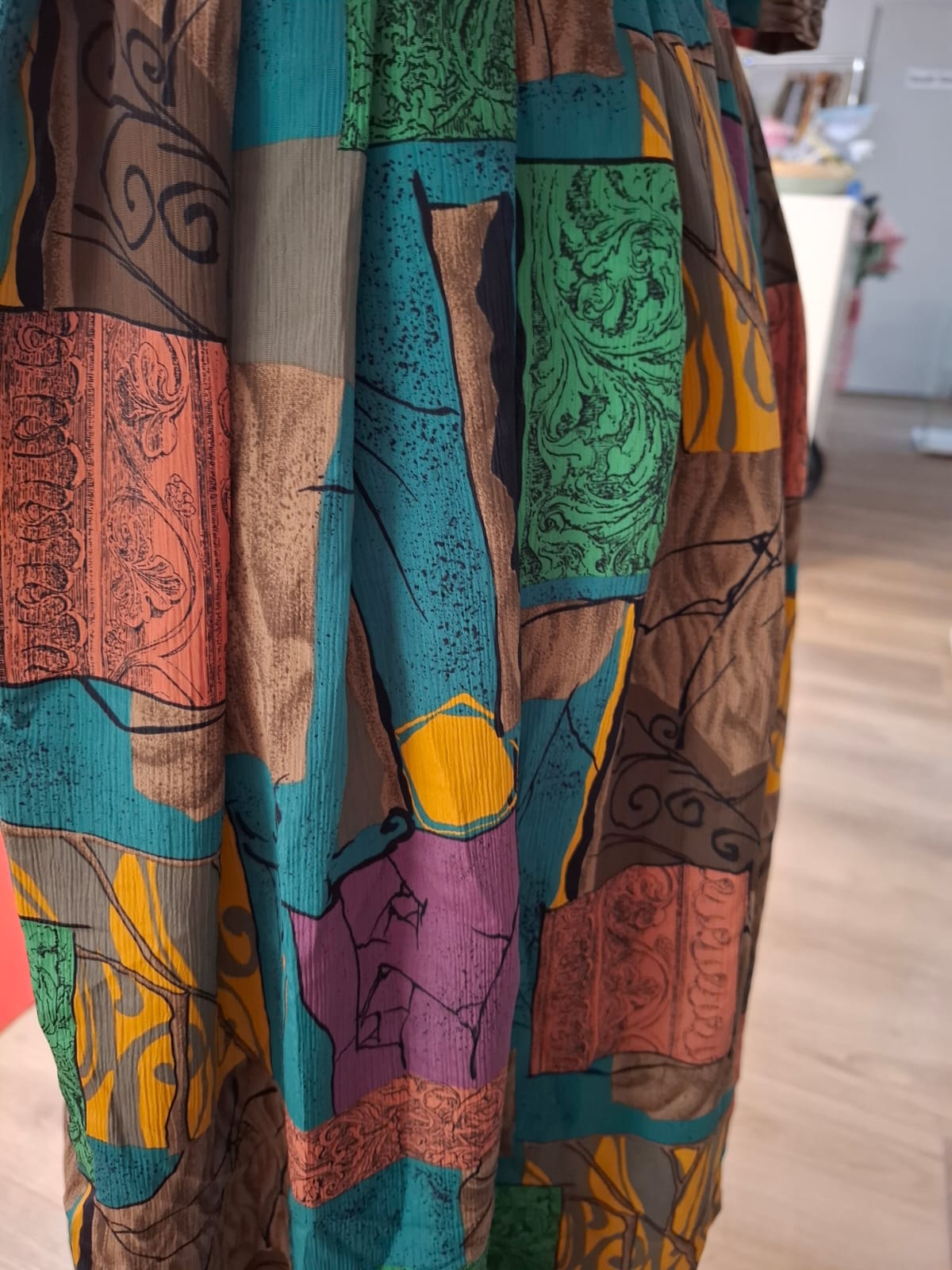 70's-80's Elbow puff sleeves. Embroidered design of the collar. Round neck. complete buttons down. Non stretch. Pleated skirts. Multi color design.