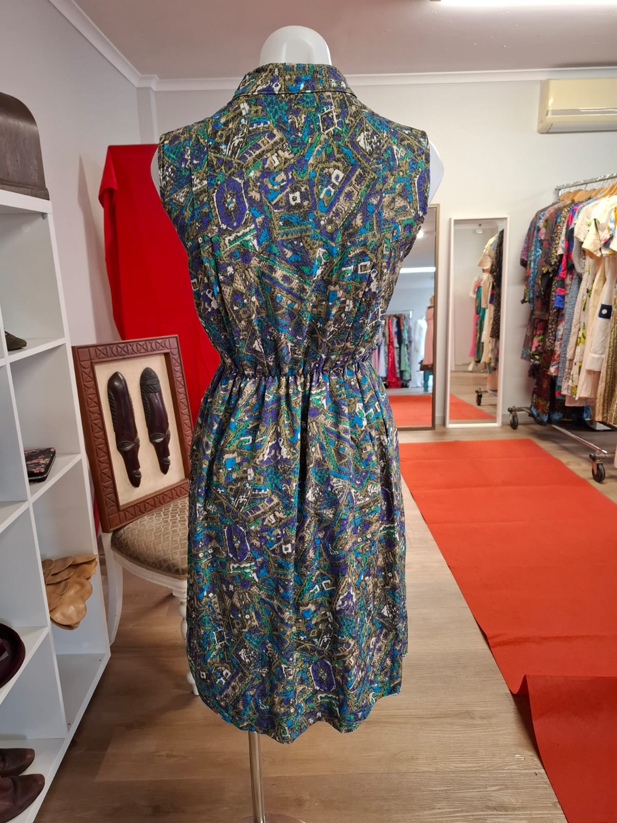 70's- 80's Non stretch. No brand. 1 pocket on the right side. Complete buttons down. Stretchable waistline. Above the knee level.