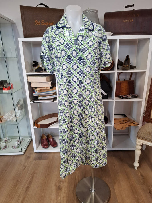 Susan 60's Short sleeves. V neck. Buttons down. Non-stretch. Collared Below the knee level..