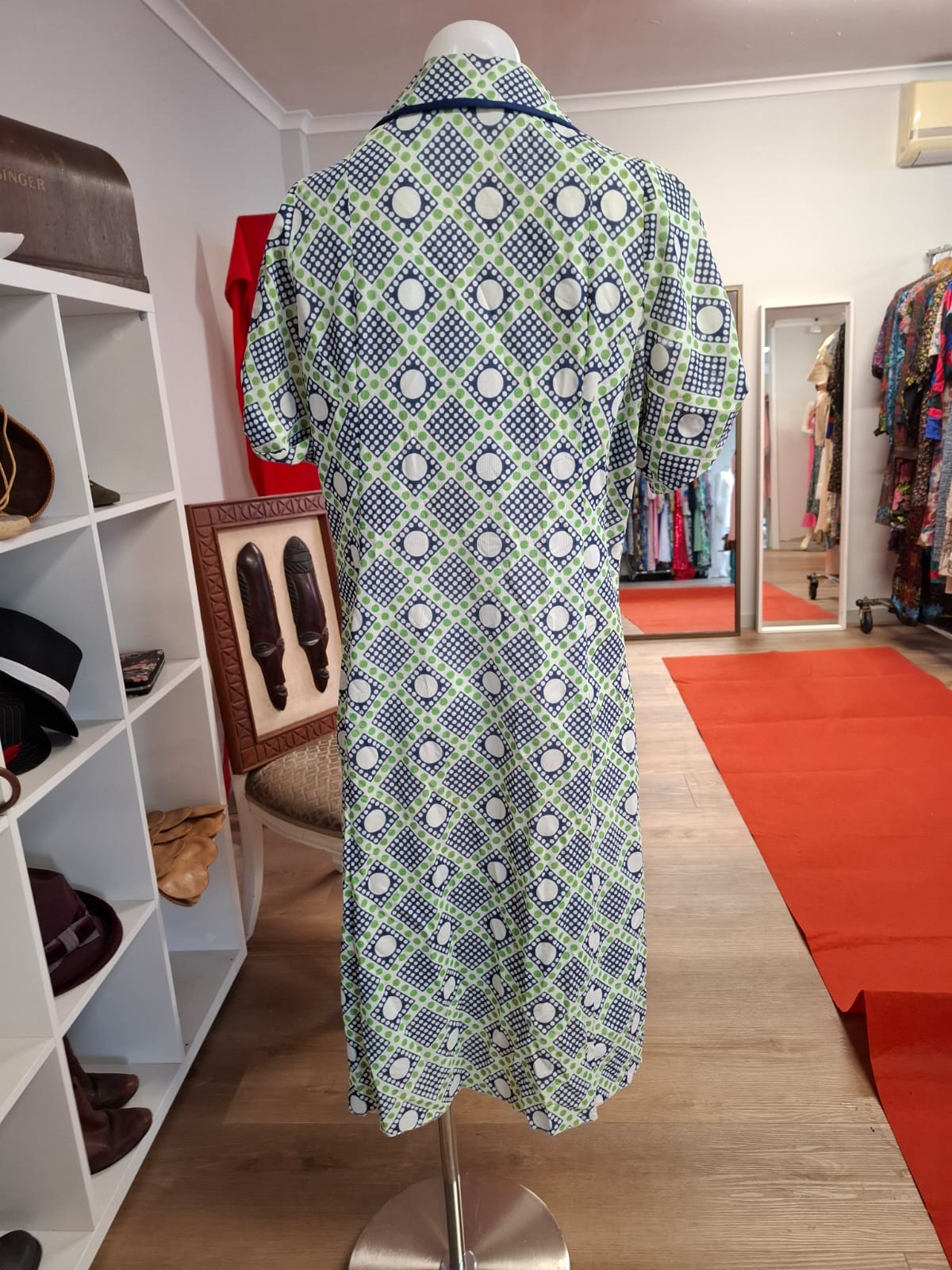 Susan 60's Short sleeves. V neck. Buttons down. Non-stretch. Collared Below the knee level..
