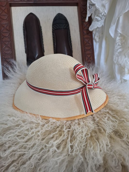 Pierre Cardin Paris Safari Charm – With its deep crown, wide brim, and tricolour bow band, this beige classic evokes effortless elegance and vintage adventure.