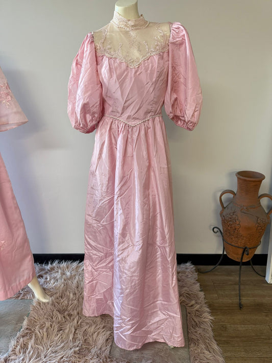 Vintage-Inspired Pink Satin Puff Sleeve Gown – Romantic & Timeless Evening Dress