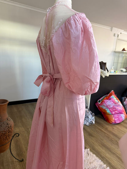 Vintage-Inspired Pink Satin Puff Sleeve Gown – Romantic & Timeless Evening Dress