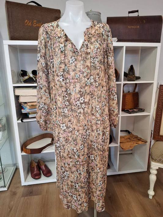70's - It's a Lehigh Night dress gown. Long sleeves see-through, round neck with tie design.Pleated and floral design.