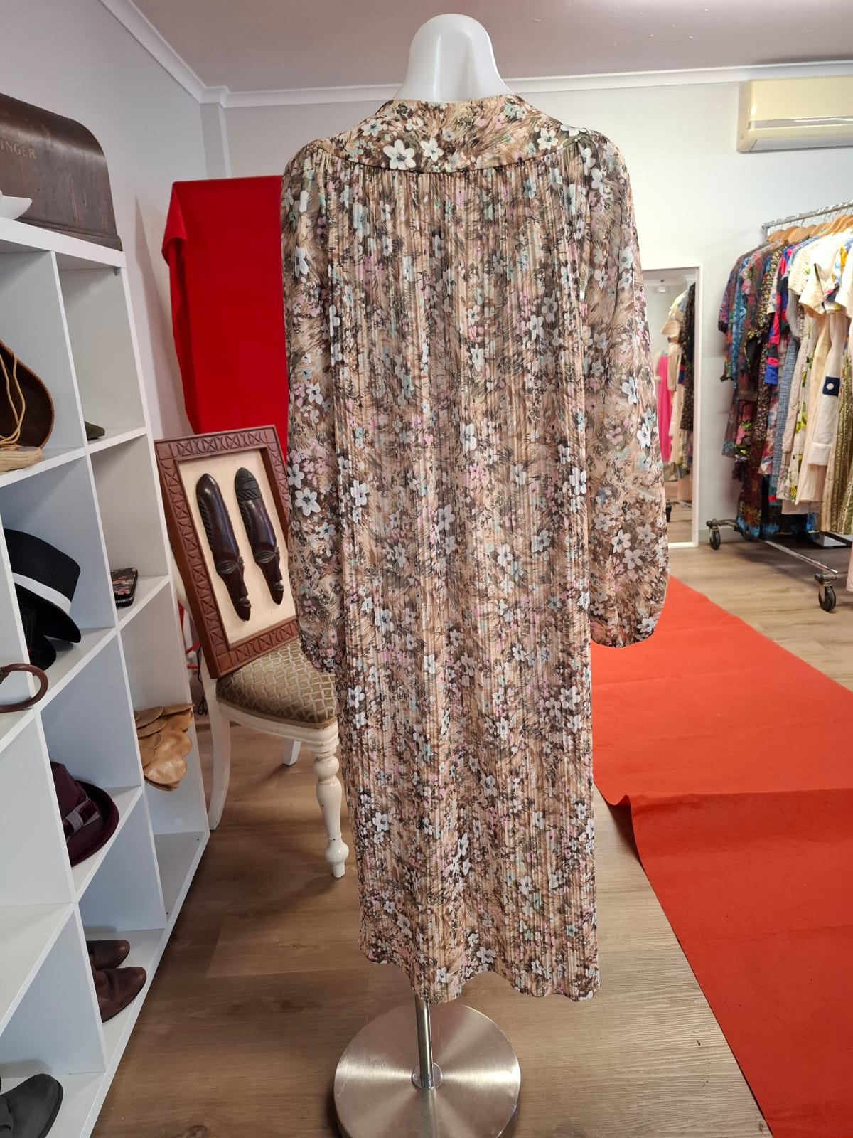 70's Short sleeves buttons down collared and V-neck. Pleated skirt with belt. Non-stretch. Semi see through.