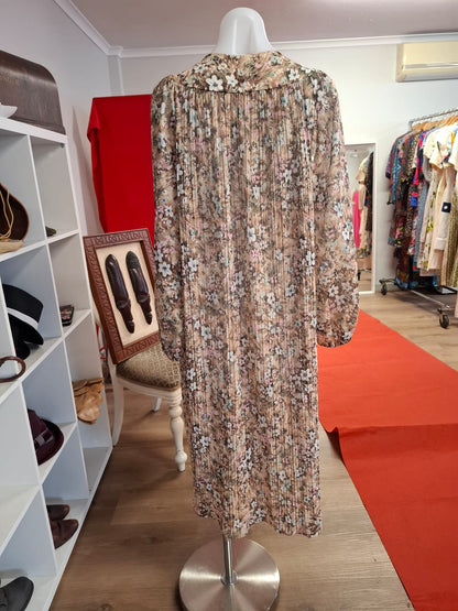 70's Short sleeves buttons down collared and V-neck. Pleated skirt with belt. Non-stretch. Semi see through.