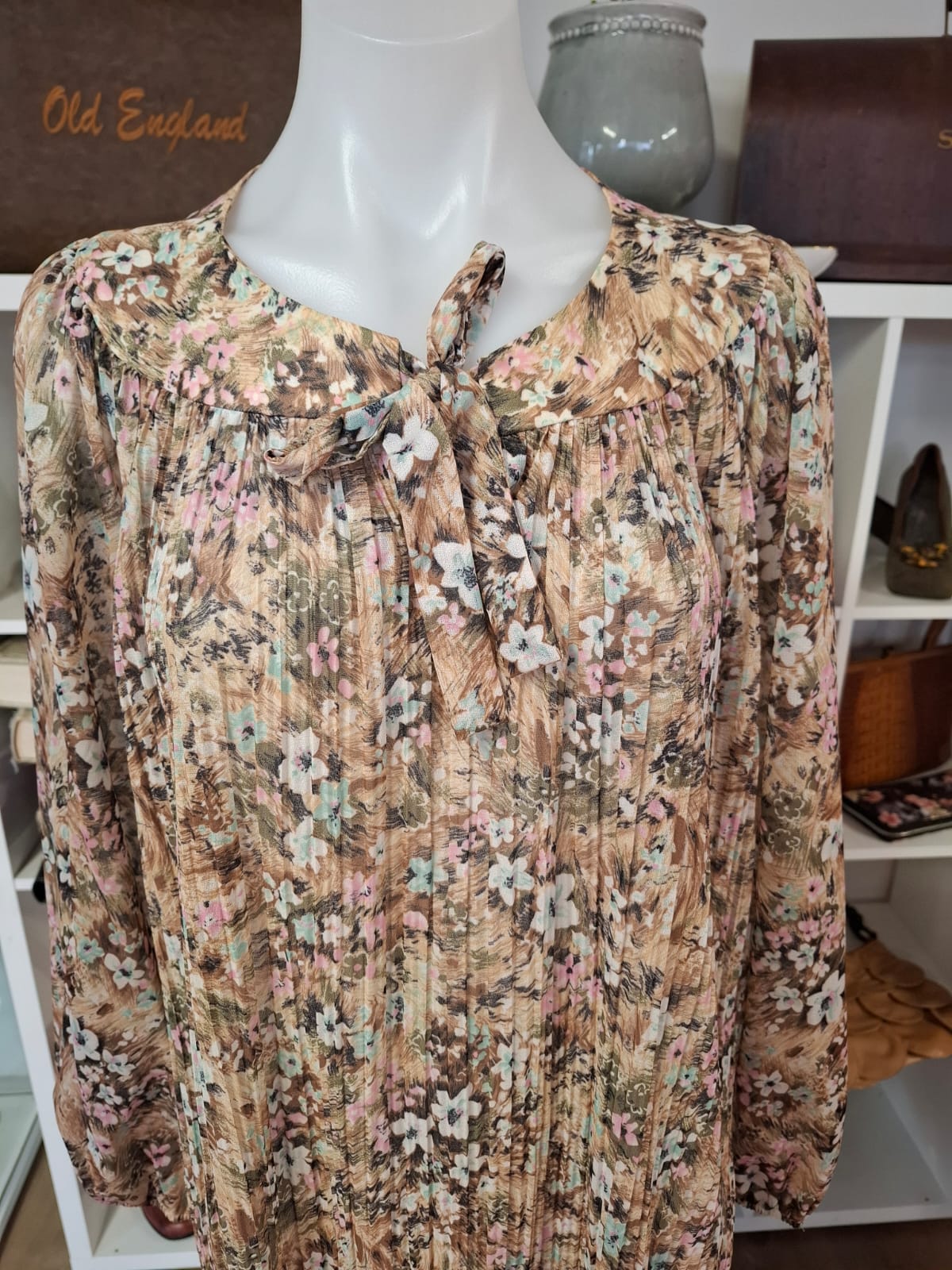 70's Short sleeves buttons down collared and V-neck. Pleated skirt with belt. Non-stretch. Semi see through.