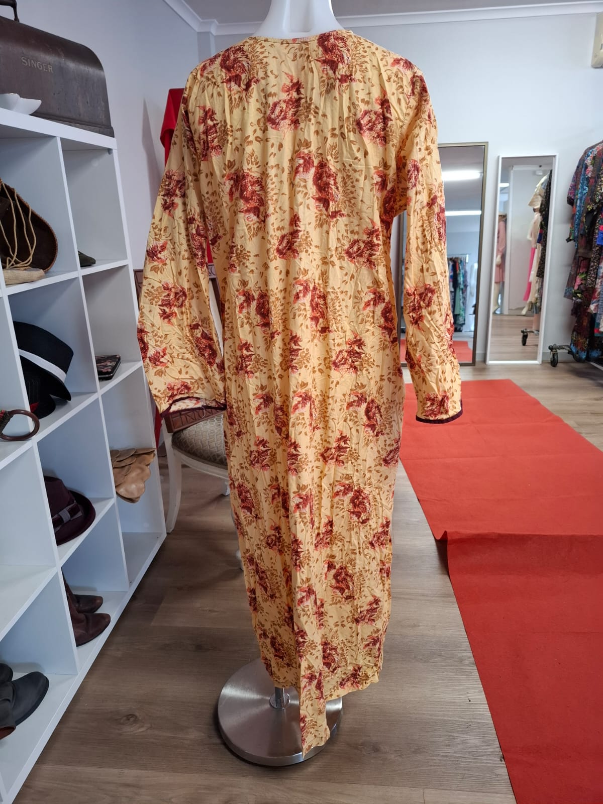 70's Nightdress/gown, long sleeves, non-stretch. V-neck.