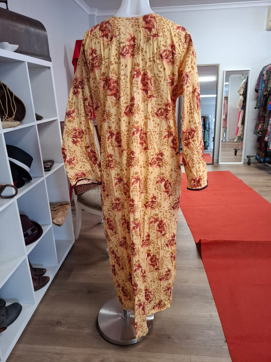 70's Nightdress/gown, long sleeves, non-stretch. V-neck.