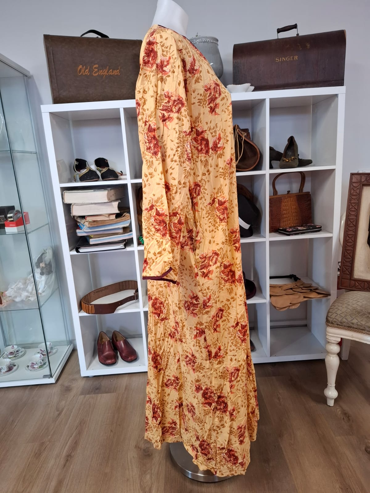 70's Nightdress/gown, long sleeves, non-stretch. V-neck.