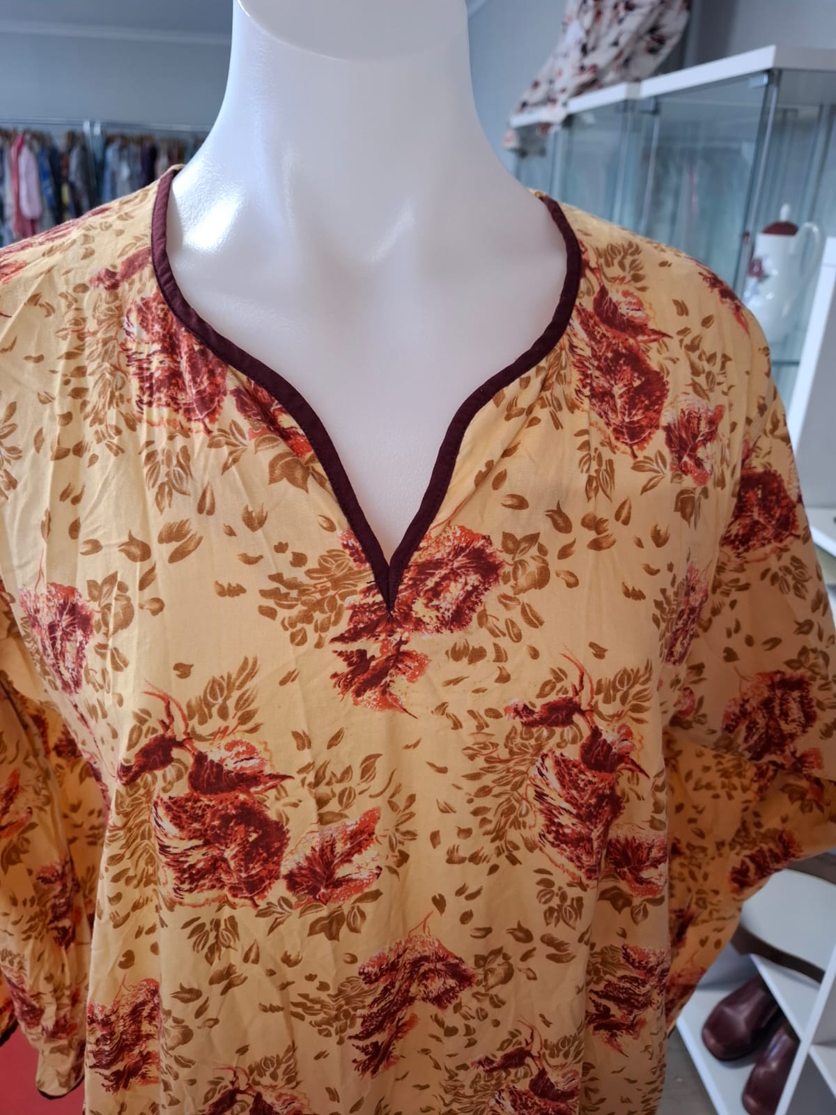 70's Nightdress/gown, long sleeves, non-stretch. V-neck.