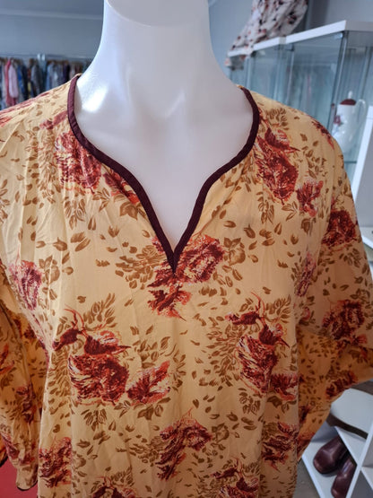 70's Nightdress/gown, long sleeves, non-stretch. V-neck.