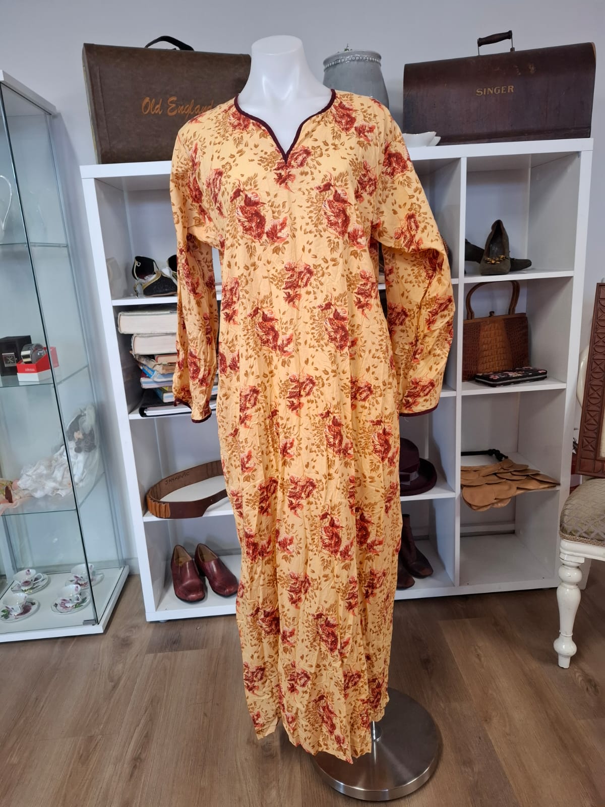 70's Nightdress/gown, long sleeves, non-stretch. V-neck.
