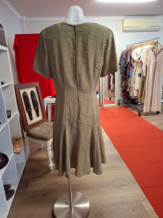 Jacqueline 80's Padded shoulders round neck and non stretch dress. Below the knee in lenght and with a polkadots design.