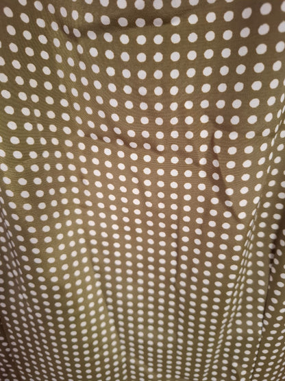 Jacqueline 80's Padded shoulders round neck and non stretch dress. Below the knee in lenght and with a polkadots design.