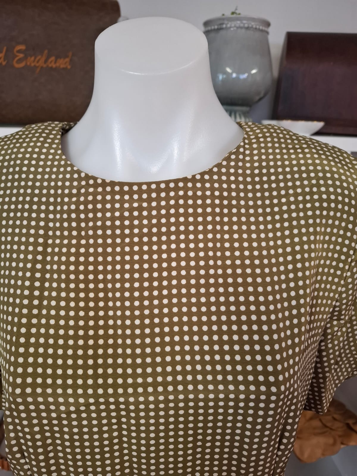 Jacqueline 80's Padded shoulders round neck and non stretch dress. Below the knee in lenght and with a polkadots design.