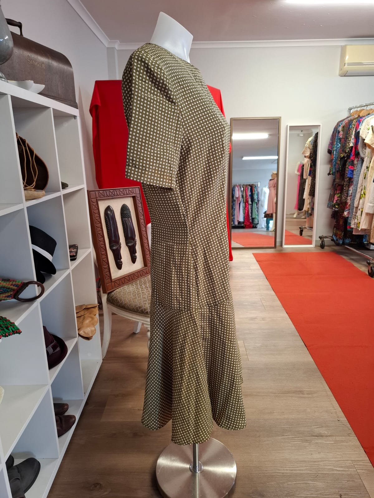 Jacqueline 80's Padded shoulders round neck and non stretch dress. Below the knee in lenght and with a polkadots design.