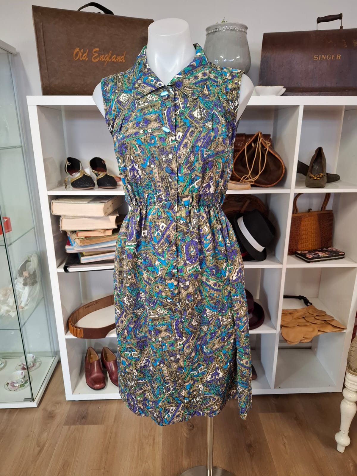 70's- 80's Non stretch. No brand. 1 pocket on the right side. Complete buttons down. Stretchable waistline. Above the knee level.