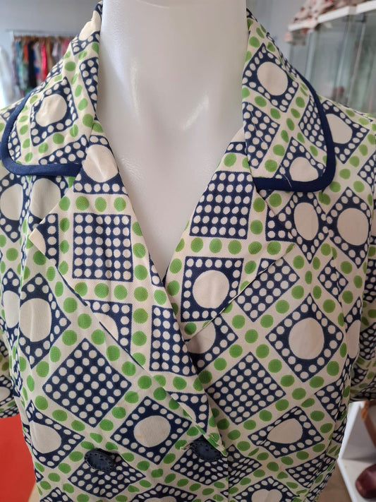 Susan 60's Short sleeves. V neck. Buttons down. Non-stretch. Collared Below the knee level..