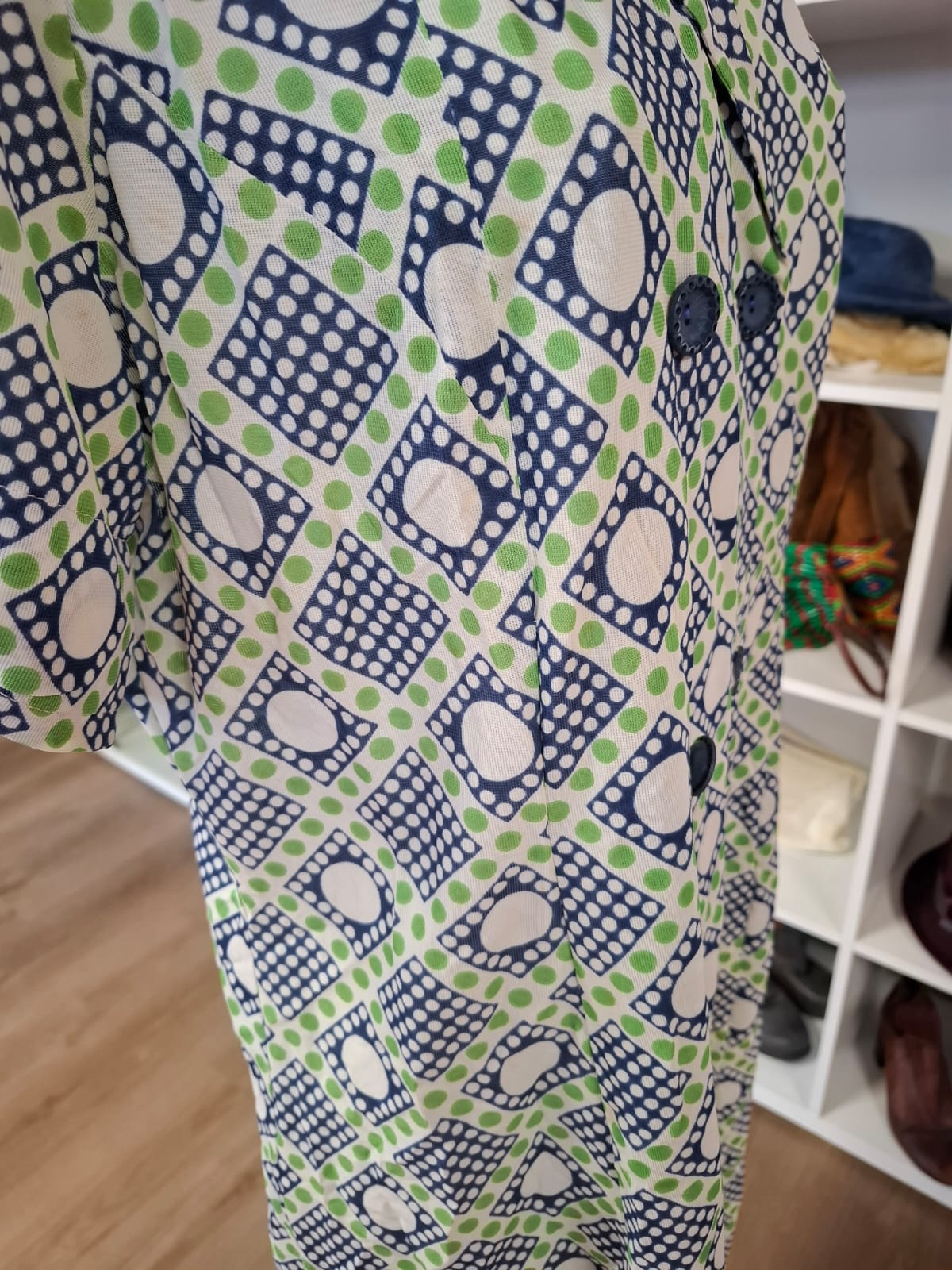 Susan 60's Short sleeves. V neck. Buttons down. Non-stretch. Collared Below the knee level..