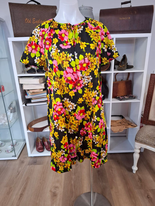 70's Mini nightdress and Round neck with collar. Non stretch.