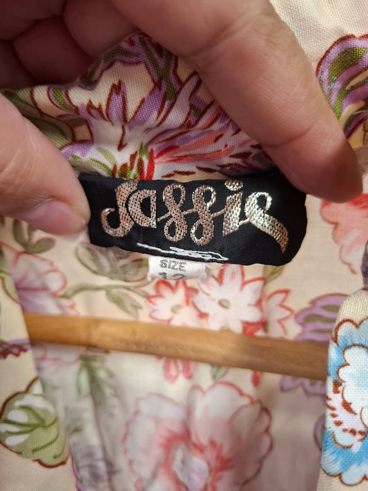 Jassie 70's to 80's Short sleeves V-neck with zipper in front. Non-stretch and below the knee level.