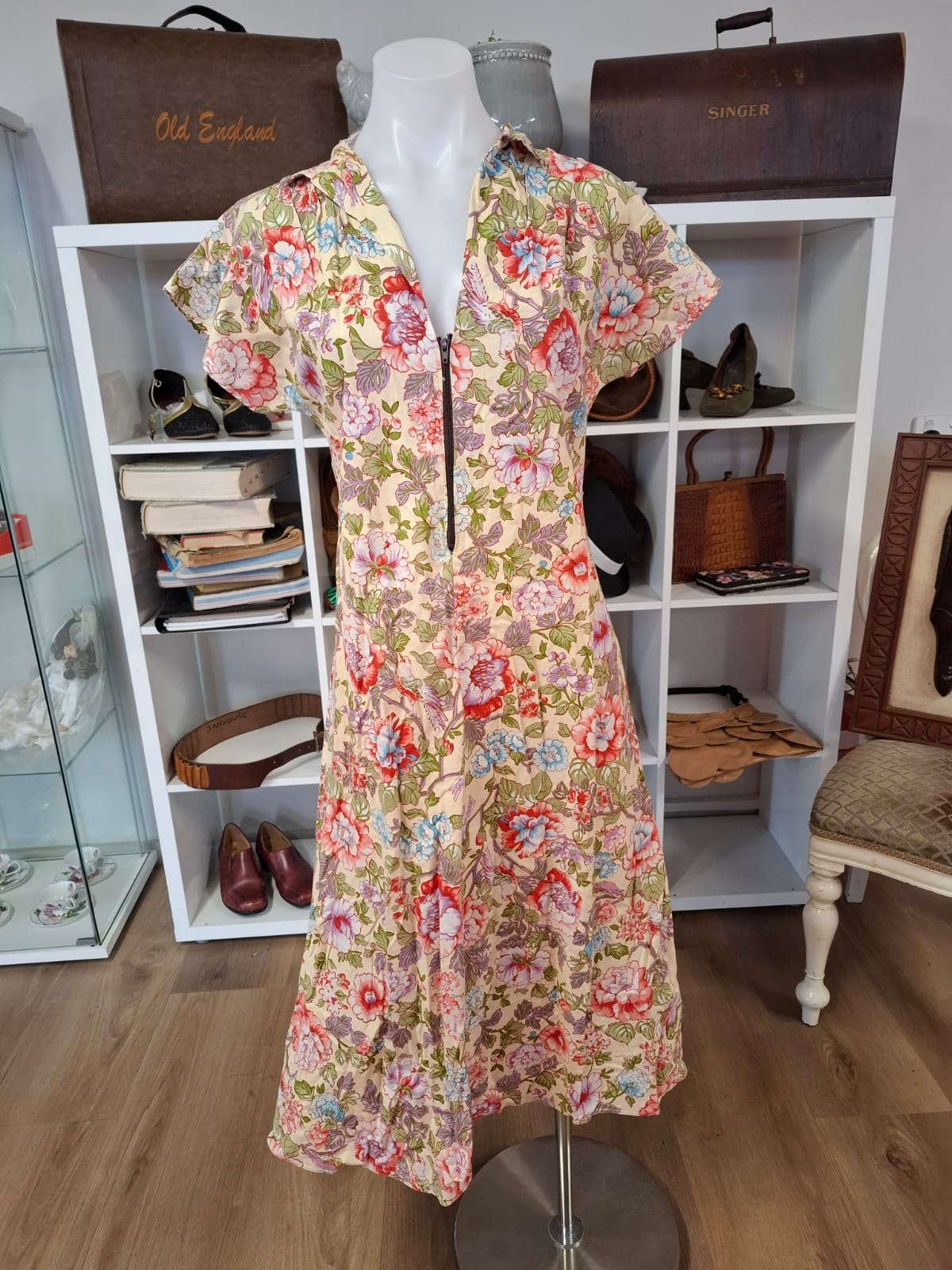 Jassie 70's to 80's Short sleeves V-neck with zipper in front. Non-stretch and below the knee level.