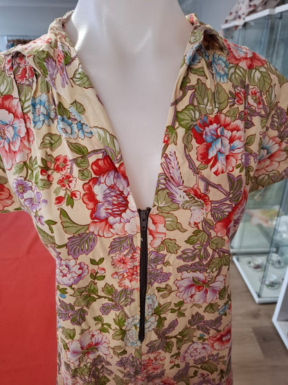 Jassie 70's to 80's Short sleeves V-neck with zipper in front. Non-stretch and below the knee level.