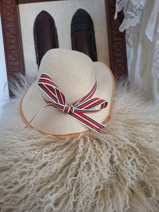 Pierre Cardin Paris Safari Charm – With its deep crown, wide brim, and tricolour bow band, this beige classic evokes effortless elegance and vintage adventure.