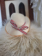 Pierre Cardin Paris Safari Charm – With its deep crown, wide brim, and tricolour bow band, this beige classic evokes effortless elegance and vintage adventure.