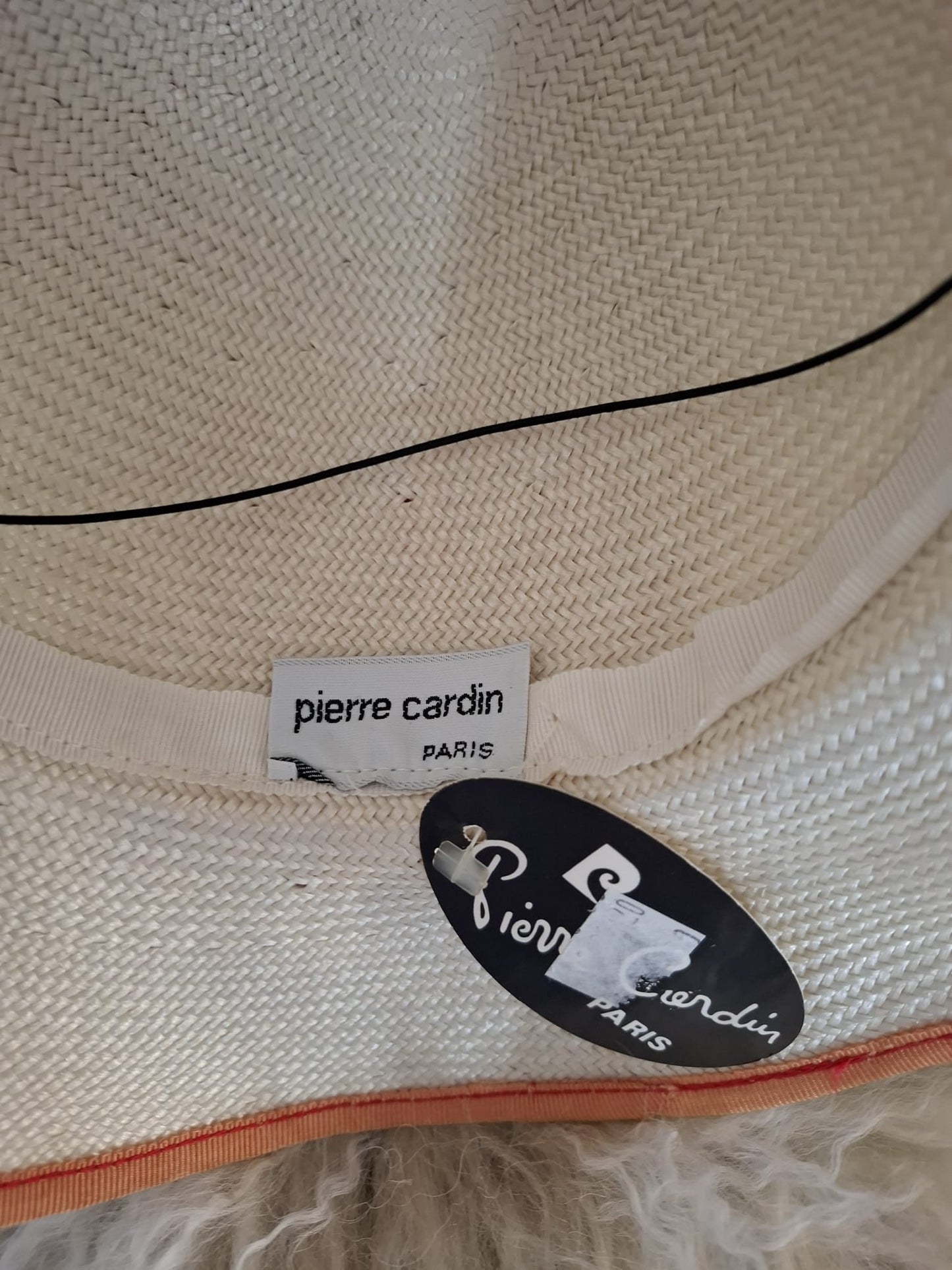 Pierre Cardin Paris Safari Charm – With its deep crown, wide brim, and tricolour bow band, this beige classic evokes effortless elegance and vintage adventure.