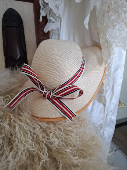 Pierre Cardin Paris Safari Charm – With its deep crown, wide brim, and tricolour bow band, this beige classic evokes effortless elegance and vintage adventure.