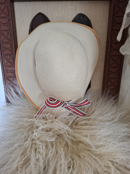 Pierre Cardin Paris Safari Charm – With its deep crown, wide brim, and tricolour bow band, this beige classic evokes effortless elegance and vintage adventure.