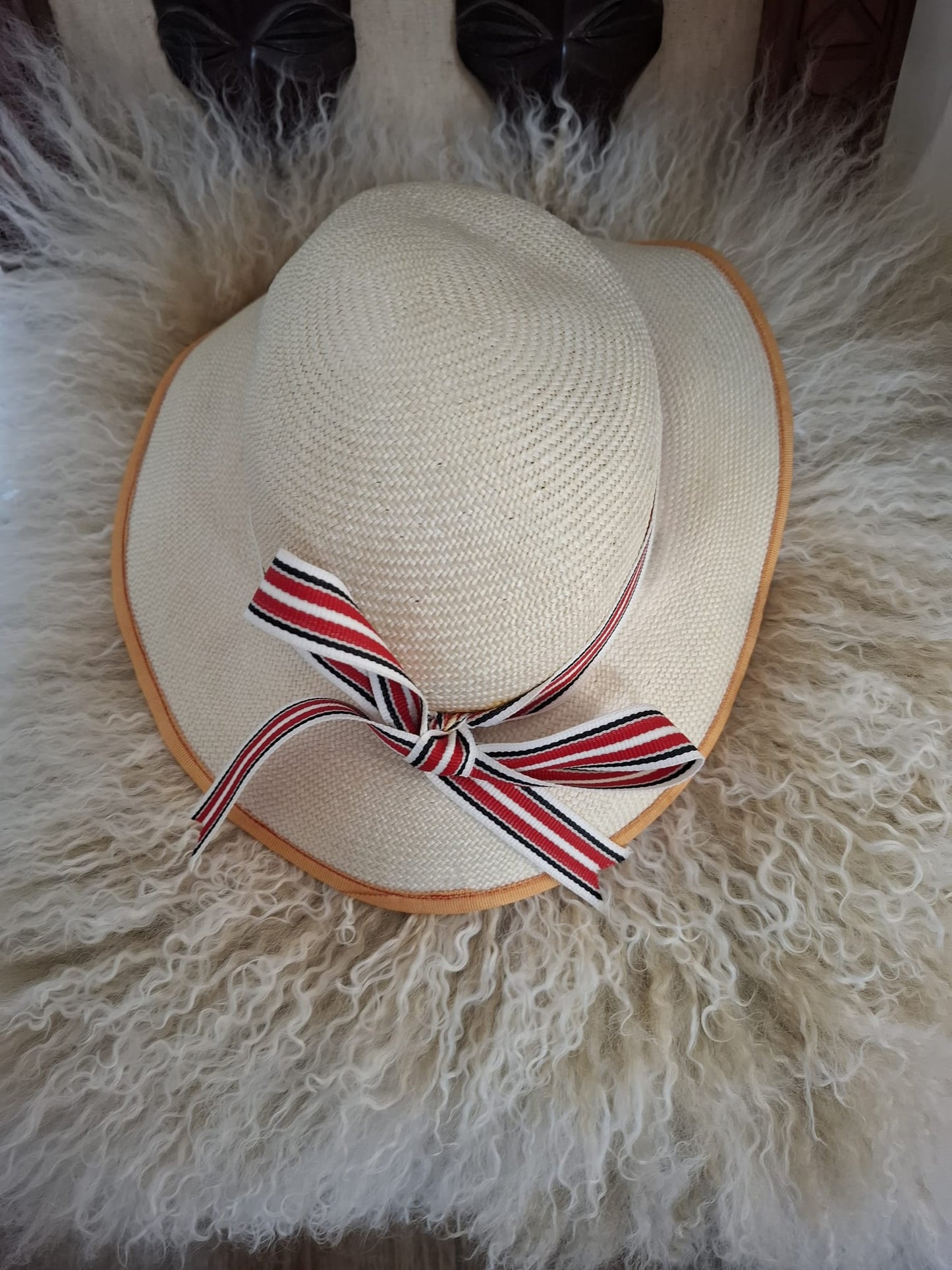 Pierre Cardin Paris Safari Charm – With its deep crown, wide brim, and tricolour bow band, this beige classic evokes effortless elegance and vintage adventure.