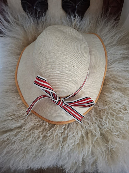 Pierre Cardin Paris Safari Charm – With its deep crown, wide brim, and tricolour bow band, this beige classic evokes effortless elegance and vintage adventure.