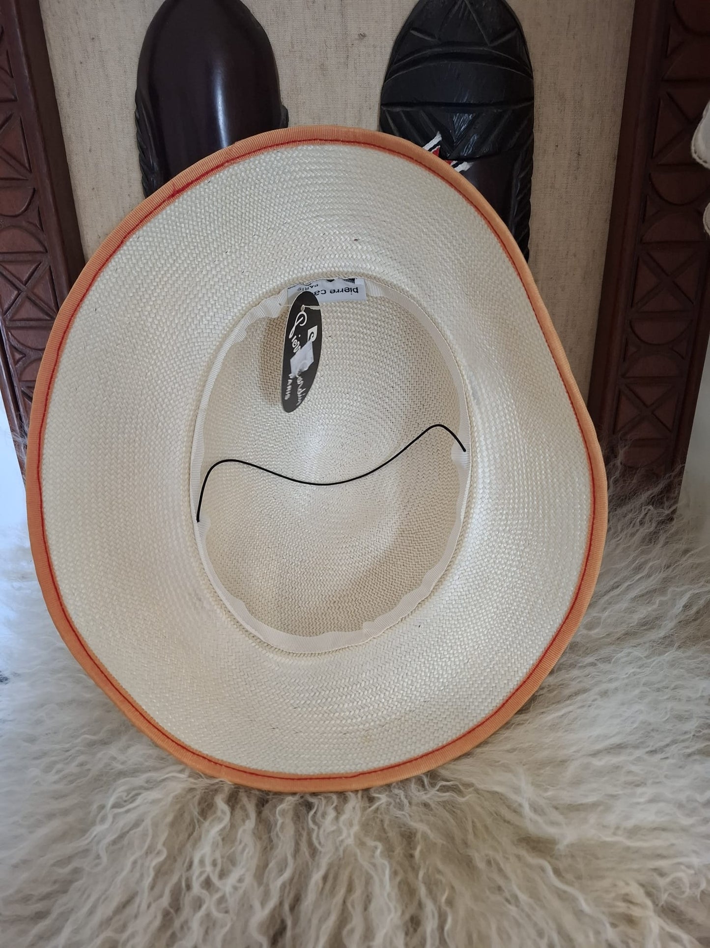 Pierre Cardin Paris Safari Charm – With its deep crown, wide brim, and tricolour bow band, this beige classic evokes effortless elegance and vintage adventure.