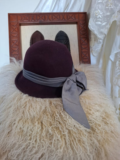 Goorin Bros Chic Refinement – A close-fitting silhouette with a gently curved brim, finished with a smooth, contrasting bow that adds a touch of grace and quiet drama.