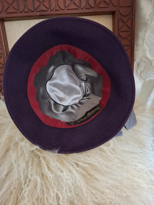 Goorin Bros Chic Refinement – A close-fitting silhouette with a gently curved brim, finished with a smooth, contrasting bow that adds a touch of grace and quiet drama.
