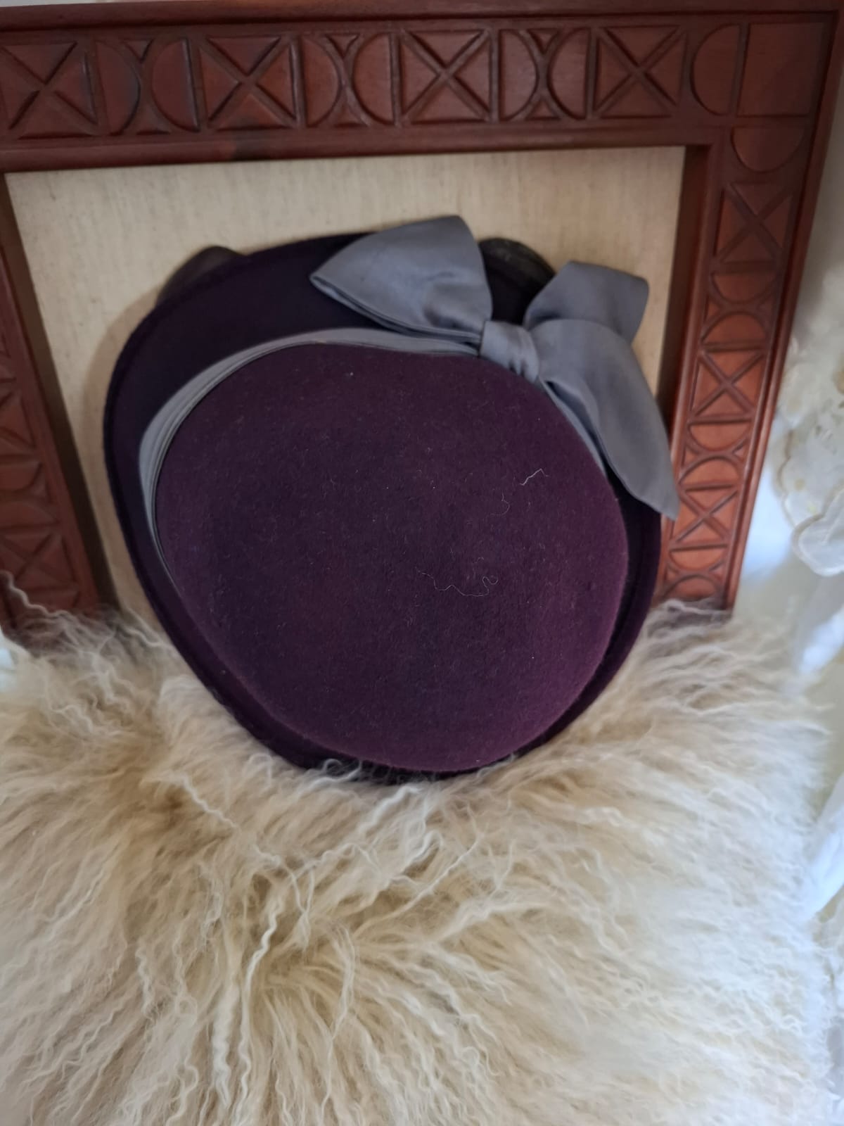 Goorin Bros Chic Refinement – A close-fitting silhouette with a gently curved brim, finished with a smooth, contrasting bow that adds a touch of grace and quiet drama.