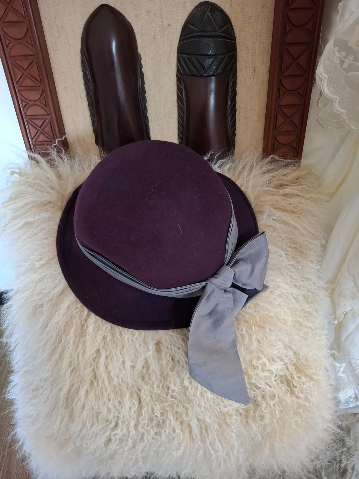 Goorin Bros Chic Refinement – A close-fitting silhouette with a gently curved brim, finished with a smooth, contrasting bow that adds a touch of grace and quiet drama.